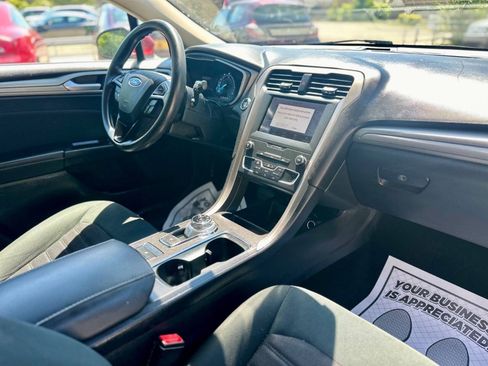 Used 2020 Ford Fusion SE FWD image 20