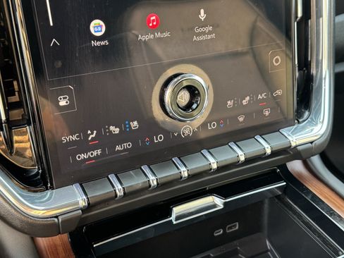 Used 2025 GMC Yukon Denali AWD/4WD image 18