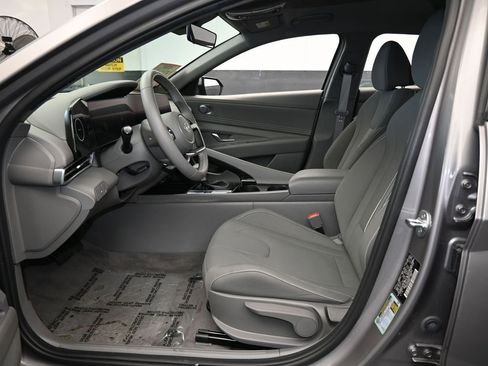 Used 2023 Hyundai Elantra SEL w/ Convenience Package image 11