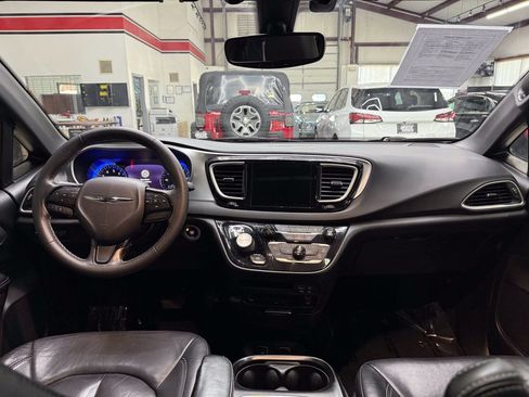 Used 2020 Chrysler Pacifica Touring-L Plus w/ S Appearance Package FWD image 19