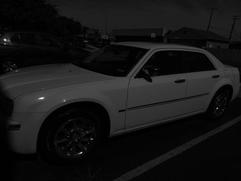 Used 2010 Chrysler 300 Touring RWD image 2
