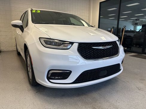 Used 2023 Chrysler Pacifica Touring-L image 36