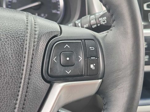 Used 2015 Toyota Highlander Limited AWD/4WD image 25