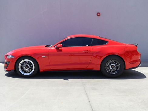 Used 2019 Ford Mustang GT RWD image 2