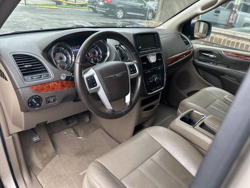 Used 2016 Chrysler Town & Country Touring image 10