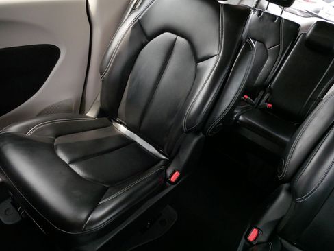 Used 2023 Chrysler Pacifica Touring-L FWD image 12