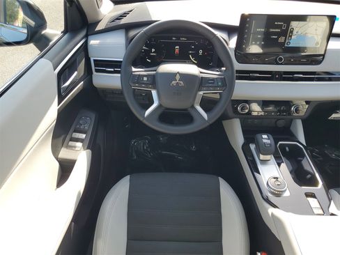 New 2025 Mitsubishi Outlander SE image 26