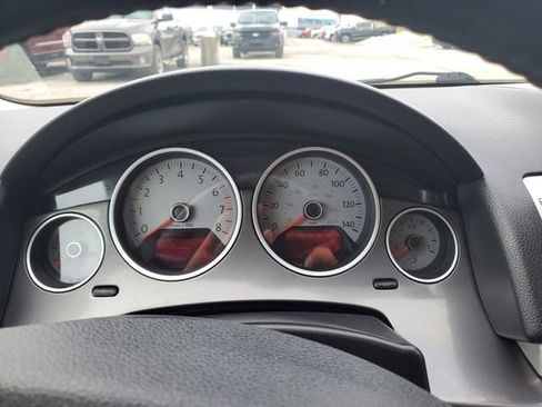 Used 2010 Volkswagen Routan SE image 13