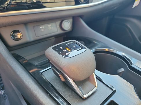 Used 2025 Nissan Rogue S image 30