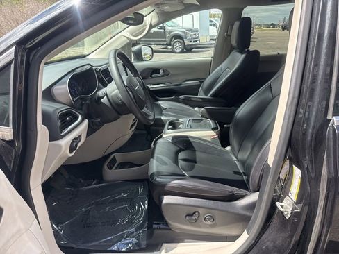 Used 2023 Chrysler Pacifica Touring-L FWD image 14