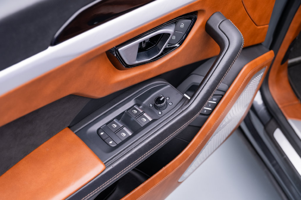 Used 2020 Lamborghini Urus AWD/4WD image 32
