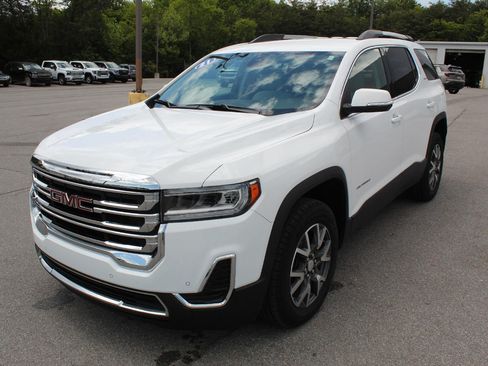 Used 2023 GMC Acadia SLE w/ Driver Convenience Package FWD image 3