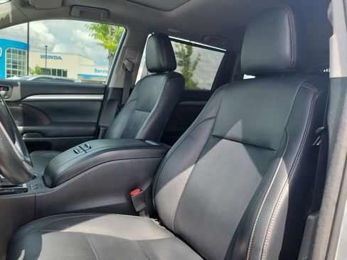 Used 2018 Toyota Highlander XLE AWD/4WD image 12