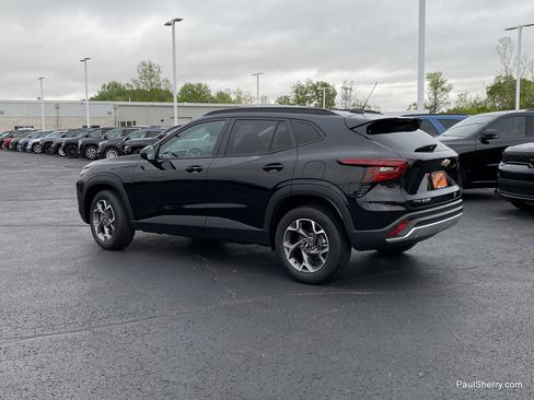 Used 2025 Chevrolet Trax LT w/ LT Convenience Package FWD image 5