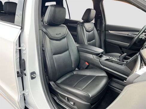 Used 2023 Cadillac XT6 Luxury image 30