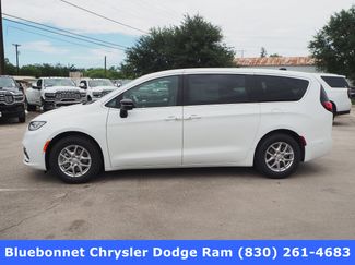 New 2025 Chrysler Pacifica Select w/ Uconnect Theater Family Group image 1