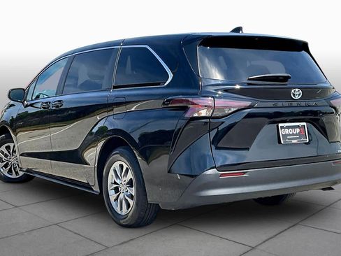 Used 2024 Toyota Sienna LE FWD image 12