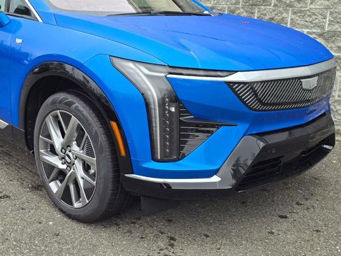 New 2026 Cadillac Optiq Luxury 2 image 13