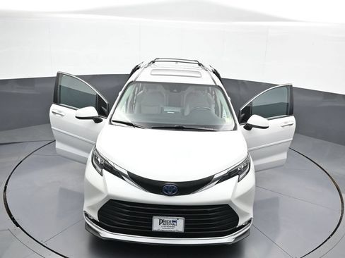 Used 2024 Toyota Sienna XLE w/ XLE Plus Package AWD/4WD image 48