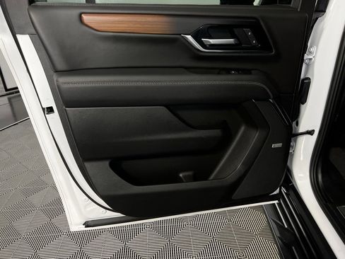 Used 2025 GMC Yukon XL Denali image 31