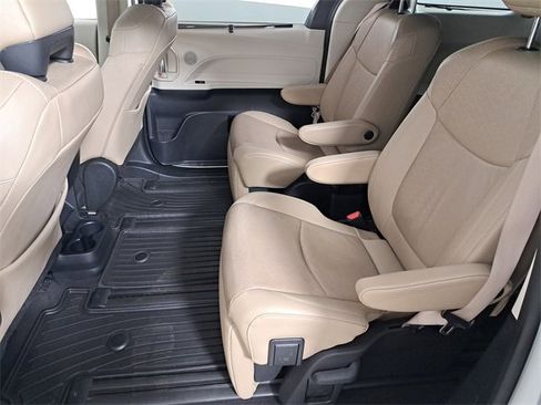 Used 2022 Toyota Sienna Limited image 12