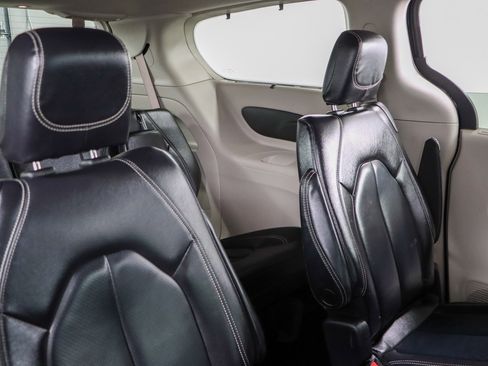 Used 2022 Chrysler Pacifica Touring-L image 28