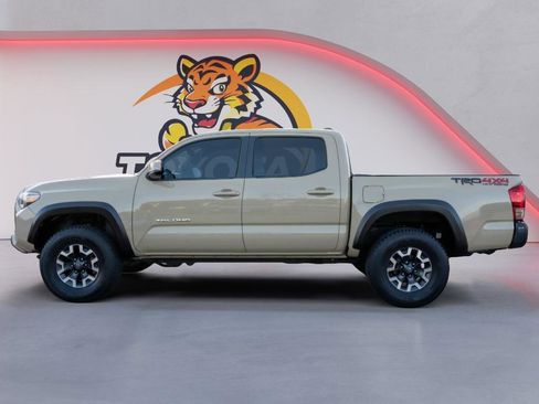 Used 2017 Toyota Tacoma TRD Off-Road image 8