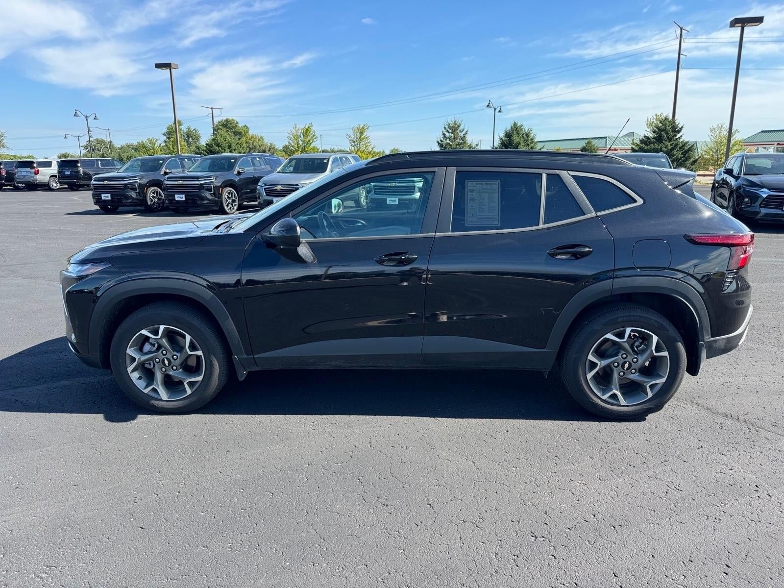 Used 2025 Chevrolet Trax LT w/ LT Convenience Package FWD image 2