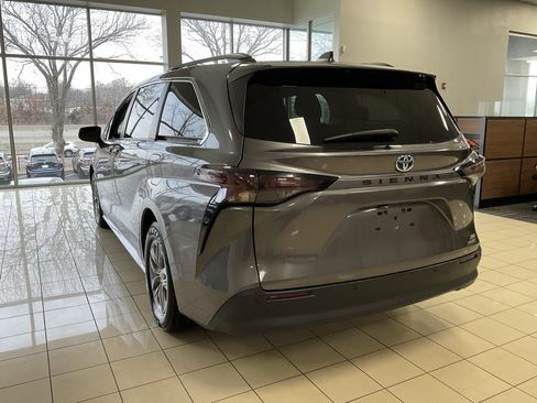 Used 2023 Toyota Sienna XLE image 6