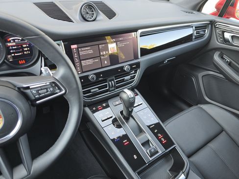 Certified 2025 Porsche Macan image 19