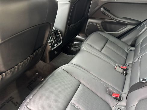 Certified 2023 Porsche Macan image 13