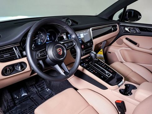 Certified 2025 Porsche Macan image 4