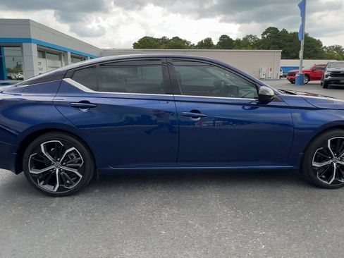 Used 2024 Nissan Altima 2.5 SR w/ SR Premium Package FWD image 9