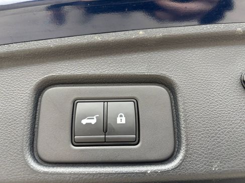 Used 2025 Nissan Pathfinder SV image 23