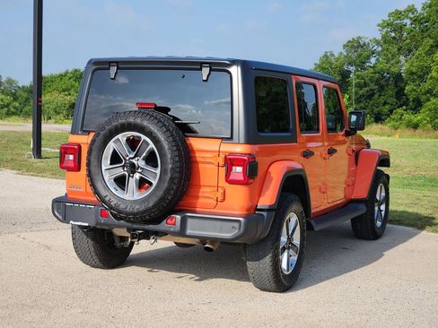 Used 2019 Jeep Wrangler Unlimited Sahara w/ Dual Top Group AWD/4WD image 7