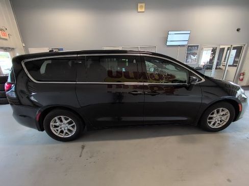 Used 2025 Chrysler Pacifica Select FWD image 6