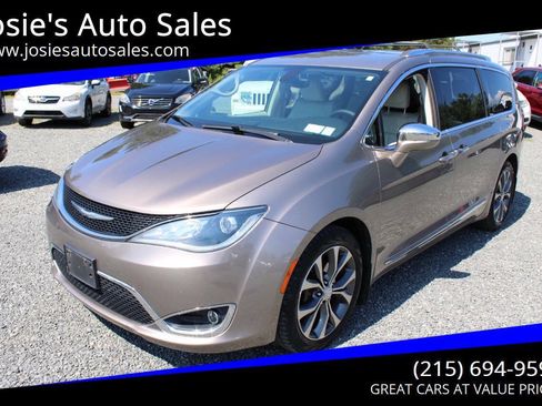 Used 2017 Chrysler Pacifica Limited FWD image 1