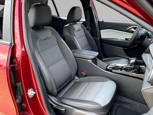 Used 2025 Chevrolet Trax LT FWD image 8