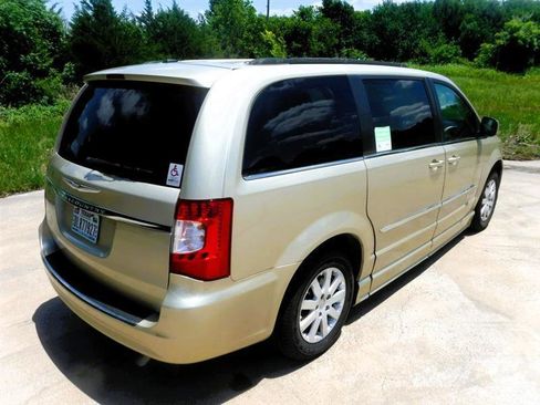 Used 2011 Chrysler Town & Country Touring-L w/ Trailer Tow Group FWD image 7