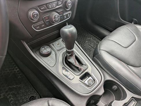 Used 2019 Jeep Cherokee Trailhawk image 13