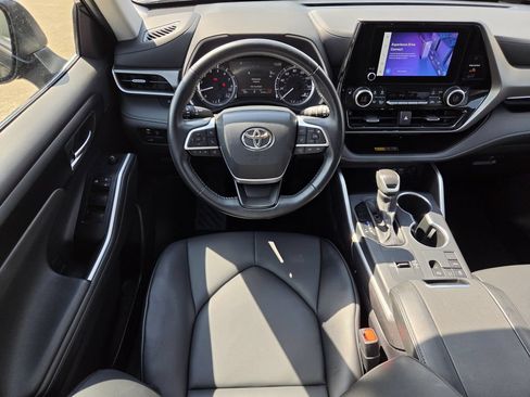 Used 2025 Toyota Highlander XLE FWD image 14
