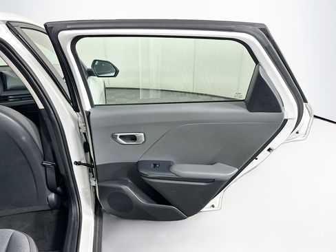Used 2025 Kia K4 LXS image 28