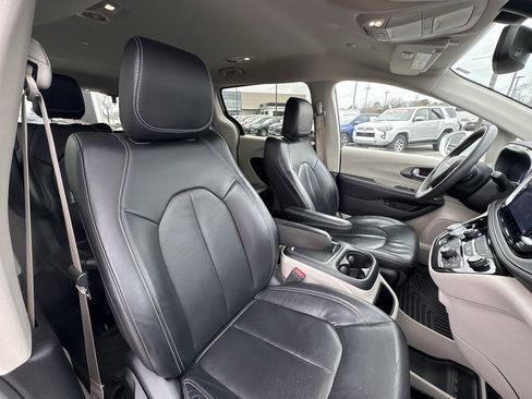 Used 2022 Chrysler Pacifica Touring-L image 31