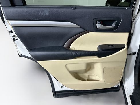 Used 2016 Toyota Highlander XLE image 28