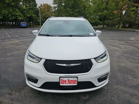 Used 2022 Chrysler Pacifica Touring-L FWD image 9