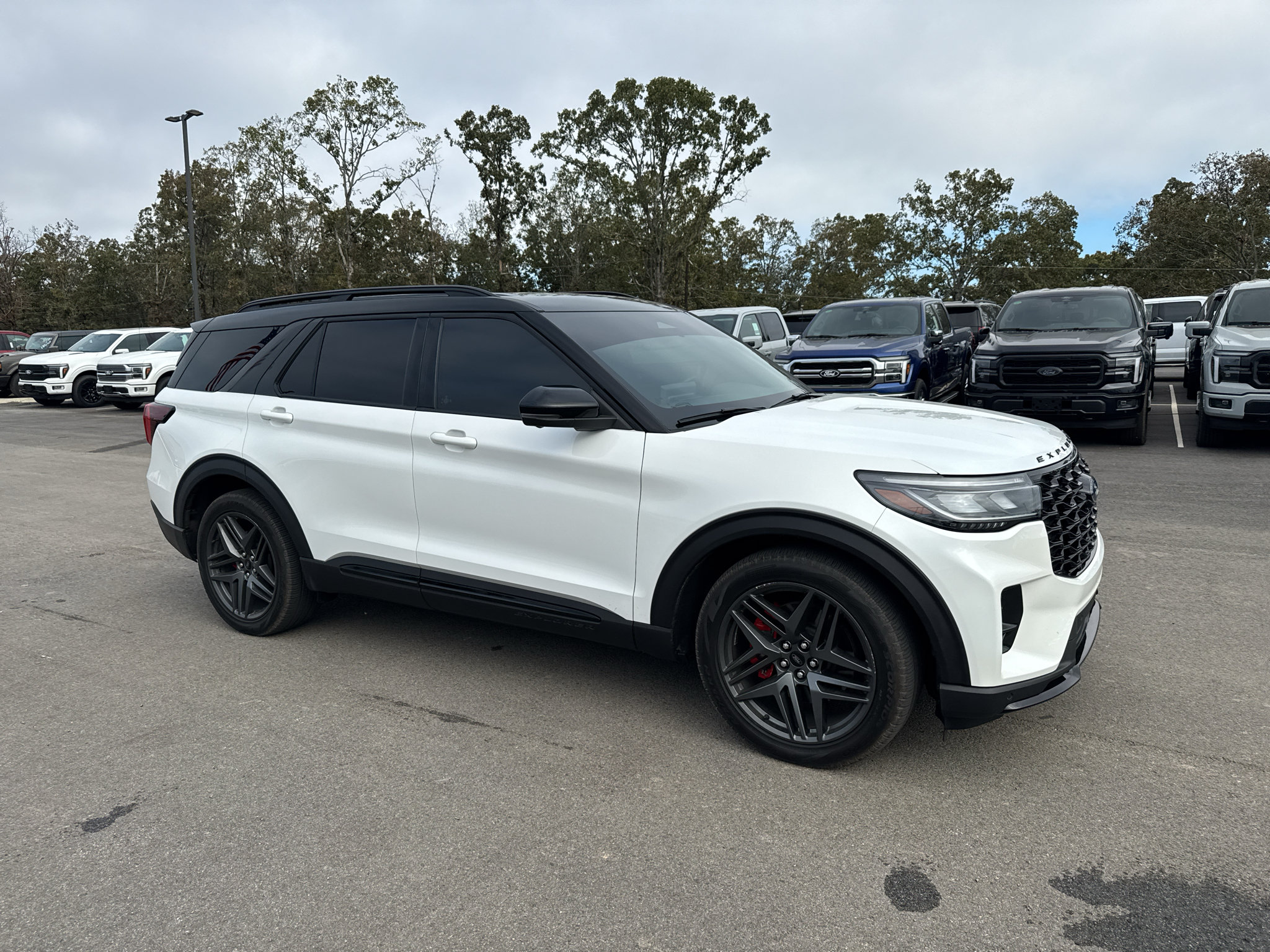 Used 2025 Ford Explorer ST AWD/4WD image 4
