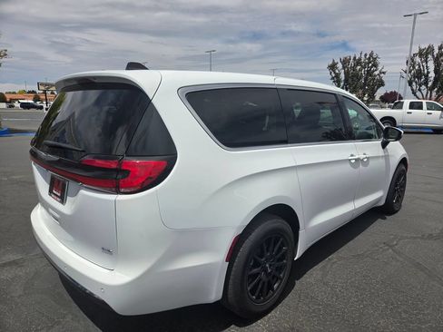 Used 2023 Chrysler Pacifica Touring-L AWD/4WD image 3