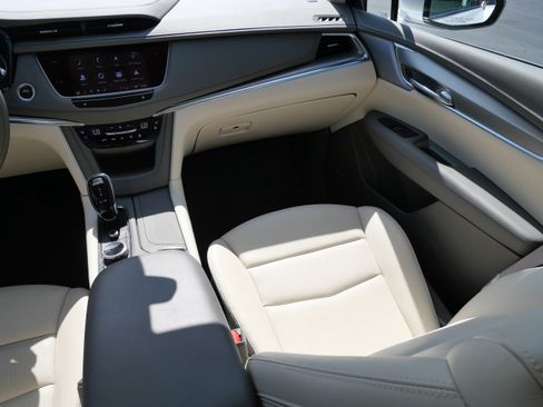 Certified 2024 Cadillac XT5 Premium Luxury w/ LPO, Floor Liner Package AWD/4WD image 9