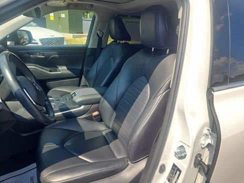Used 2021 Toyota Highlander XLE AWD/4WD image 14
