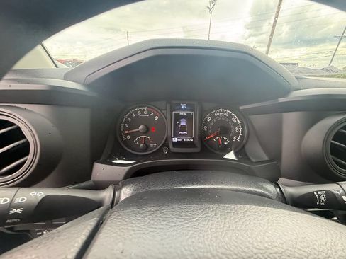 Used 2022 Toyota Tacoma SR AWD/4WD image 17